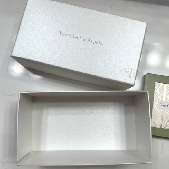 Van Cleef & Arpels signature jewelry box for bracelet - Picture 1 of 7